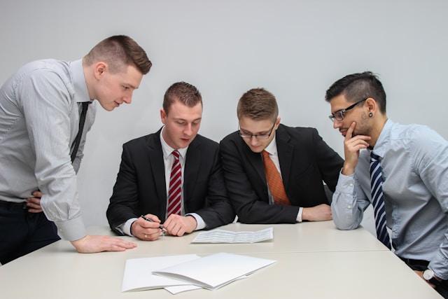 Comparing Full-Service and Discount Brokers